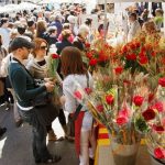 San Jordi a Barcellona: agli uomini un libro e alle donne una rosa