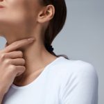 Mal di gola invernale, sintomi e rimedi efficaci
