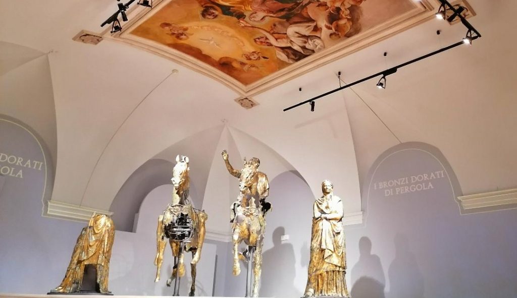 bronzi dorati pergola
