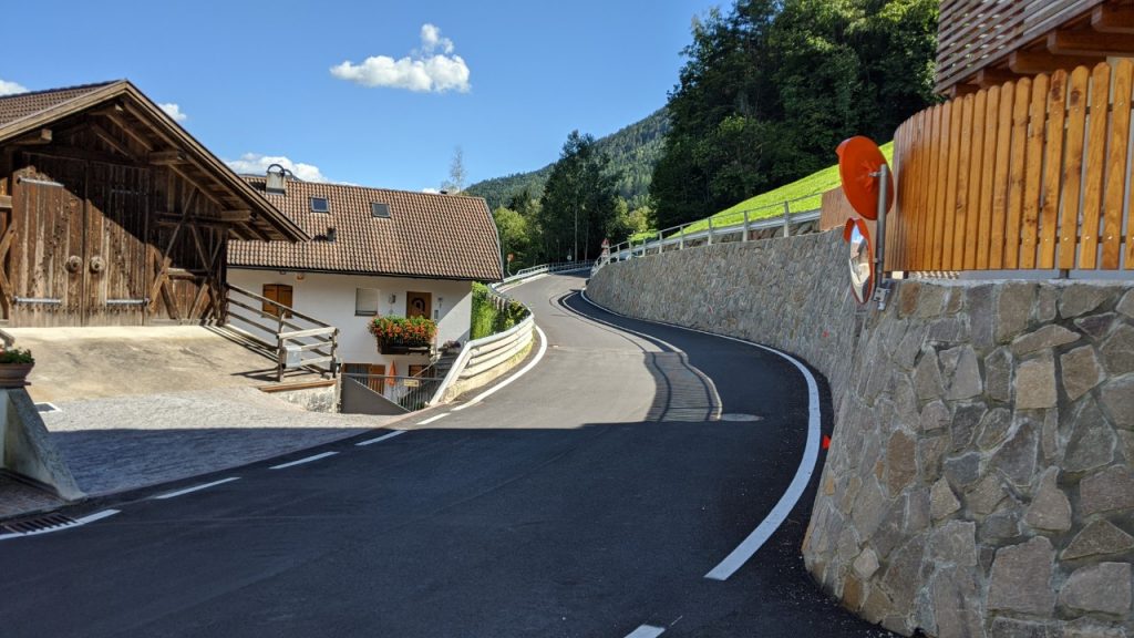 Per la messa in sicurezza del tratto stradale di circa un chilometro tra S. Genesio ed Avigna la Provincia ha investito 1,41 milioni - Foto ASPIngo Dejaco