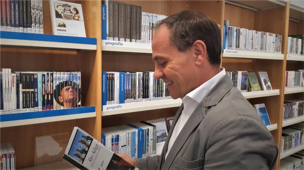L'assessore Giuliano Vettorato valuta molto positivamente il trend registrato nel 2020 da "Biblioweb", il sistema delle biblioteche italiane online della provincia di Bolzano (Foto:ASP/Thomas Laconi)