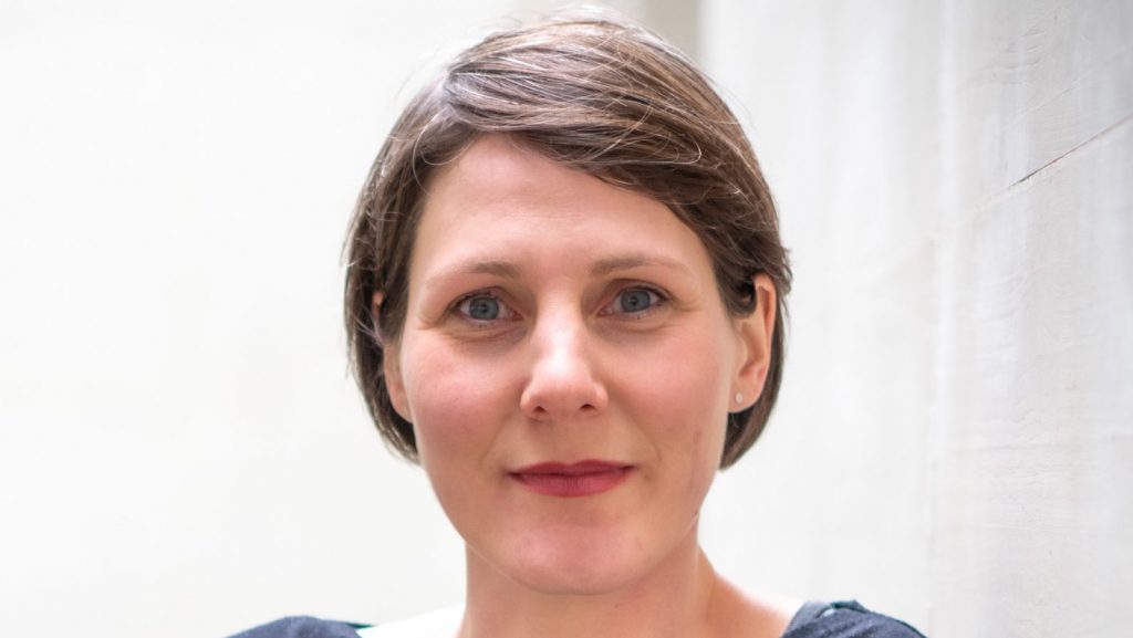 L’artista Maria Walcher, trentasettettenne originaria di Bressanone e residente a Innsbruck, ha vinto il Premio Paul Flora 2021 (Foto: Christine Zanon)