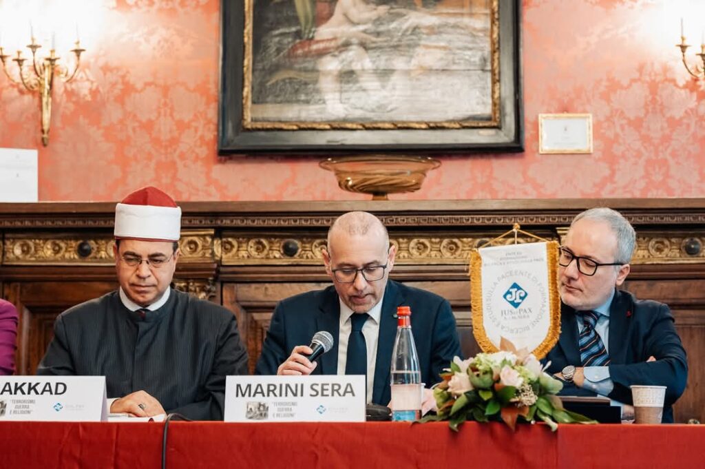 Nella prestigiosa sede del Circolo Ufficiali delle Forze Armate d'Italia, si è tenuta il 10 aprile scorso la Conferenza "TERRORISMO, GUERRA E RELIGIONI" organizzata e promossa dall' Ente Jus Et Pax "S.e M.Sera". L'evento ha visto la partecipazione di numerosi ospiti provenienti dalle diverse realtà civili, militari e religiose. Nella splendida cornice della Sala degli Angeli, nel «comprensorio Barberini» presso la Palazzina Savorgnan, erano presenti Sua Eccellenza Abdulla AlSubousi Ambasciatore degli Emirati Arabi Uniti a Roma, il Magg.Gen. Giuseppe Benvenuto, il Gen.B. Francesco Greco Vice Capo del V Reparto Affari Generali Stato Maggiore Esercito, il Gen. B. Massimo Marceddu Sottocapo di Stato Maggiore per la Preparazione delle Forze del Comando delle Forze Operative Terrestri, Mons. Gianfranco Pilotto Vicario Episcopale per l’ Esercito, il Contrammiraglio Maurizio Cannarozzo Vice Capo del 5° Reparto dello Stato Maggiore della Marina Militare, tanti alti Ufficiali delle quattro Forze Armate, alcuni Dirigenti dell' Amministrazione penitenziaria, funzionari della Polizia di Stato, funzionari della Pubblica amministrazione, imprenditori, ecclesiastici e altri ospiti. La conferenza ha visto la partecipazione di qualificati relatori: Daniele Garofalo, Massimiliano Mancini, Antonello De Oto, Nader Akkad , Luis Miguel Perea Castrillon, moderati dal giornalista RAI Ettore Guastalla