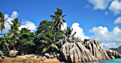 Silhouette: l’isola selvaggia e montuosa