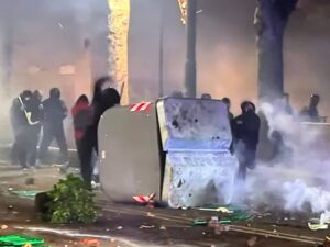 625275096_910959271453331_2878846460749388662_n-300x225 Giornalismo - Poliziotto aggredito a Torino, numerosi i feriti tra le Forze dell’Ordine, non è protesta ma guerriglia.