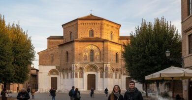 Basilica di Sant’Apollinare Nuovo: arte e devozione tra mosaici e storia Basilica di Sant’Apollinare Nuovo: arte e devozione tra mosaici e storia