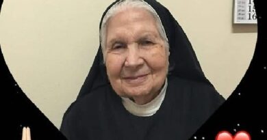 L’ultimo saluto a Madre Grazia: lutto per Attilio Carbone