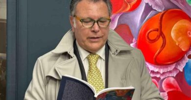 Rino Rosario Logiacco alla Biennale di Vibo Valentia: il poeta “The Jacket” protagonista tra arte, libri e nuove visioni culturali