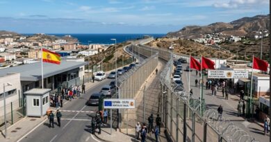 Nuova ondata migratoria a Ceuta: migliaia tentano l’ingresso dal Marocco, frontiera sotto pressione
