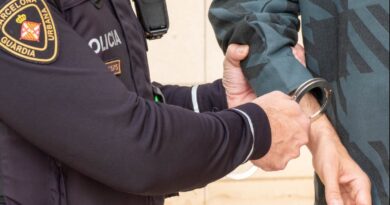 Barceloneta, tre agenti fuori servizio fermano tre persone dopo una rapina violenta