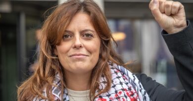 llaria Salis a Strasburgo agita le chiavi: la solita sinistra faziosa contro la proprieta’